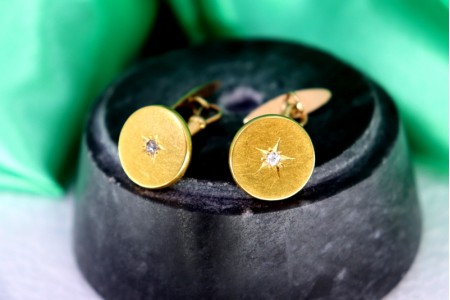 Botões de punho em ouro em formato de botão com recortes em forma estrela 